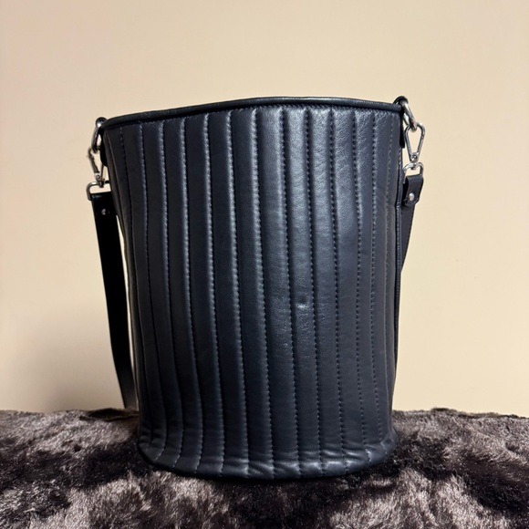 π¨π¦π¨π¦π¨π¦ Giuseppe Piccolo Bucket Style Crossbody Purseπ¨π¦π¨π¦π¨π¦ - Picture 3 of 5